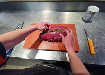 Mani preparano un pezzo di carne Mani preparano un pezzo di carne